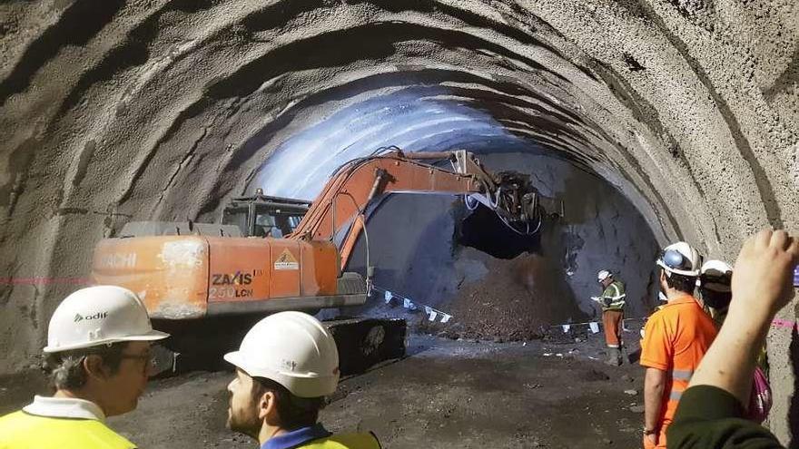 Las máquinas aún siguen excavando túneles