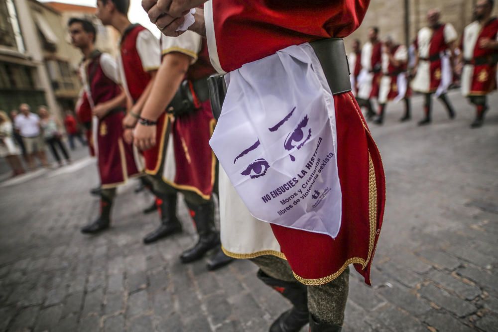 Desfile de abanderadas, ofrenda floral y procesión