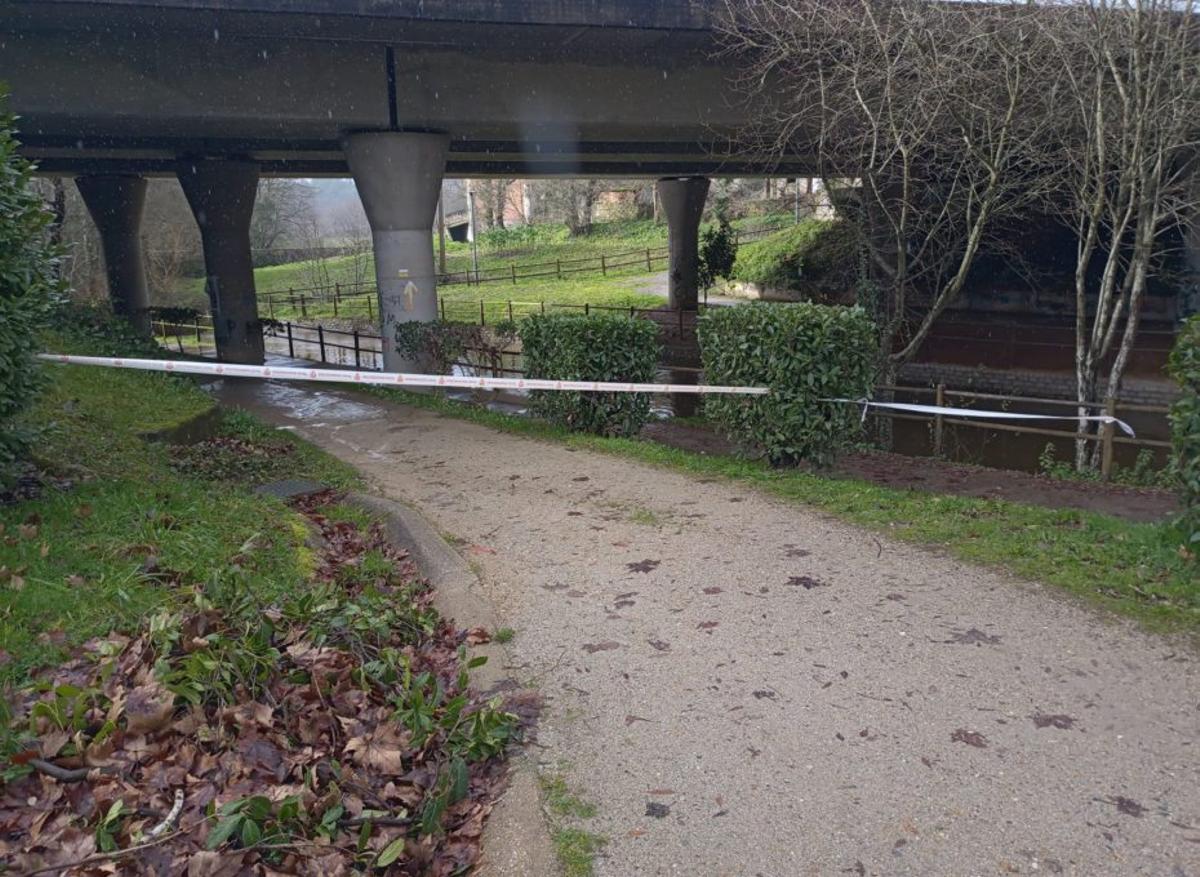 Prohibición de acceso al Pontiñas bajo el puente de la Avenida Cuíña. | EMERXENCIAS LALÍN