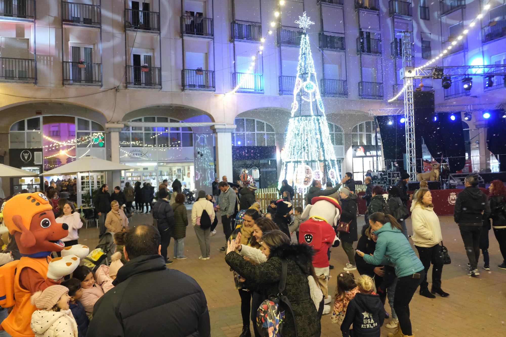 La Navidad llega a Elda con el encendido del alumbrado y la inaguración de su mercadillo navideño