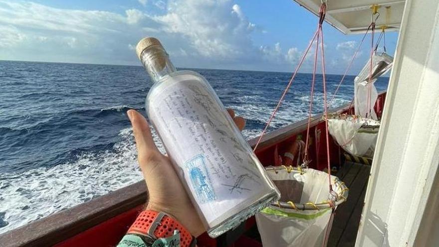La travesía atlántica de una botella con conciencia ambiental