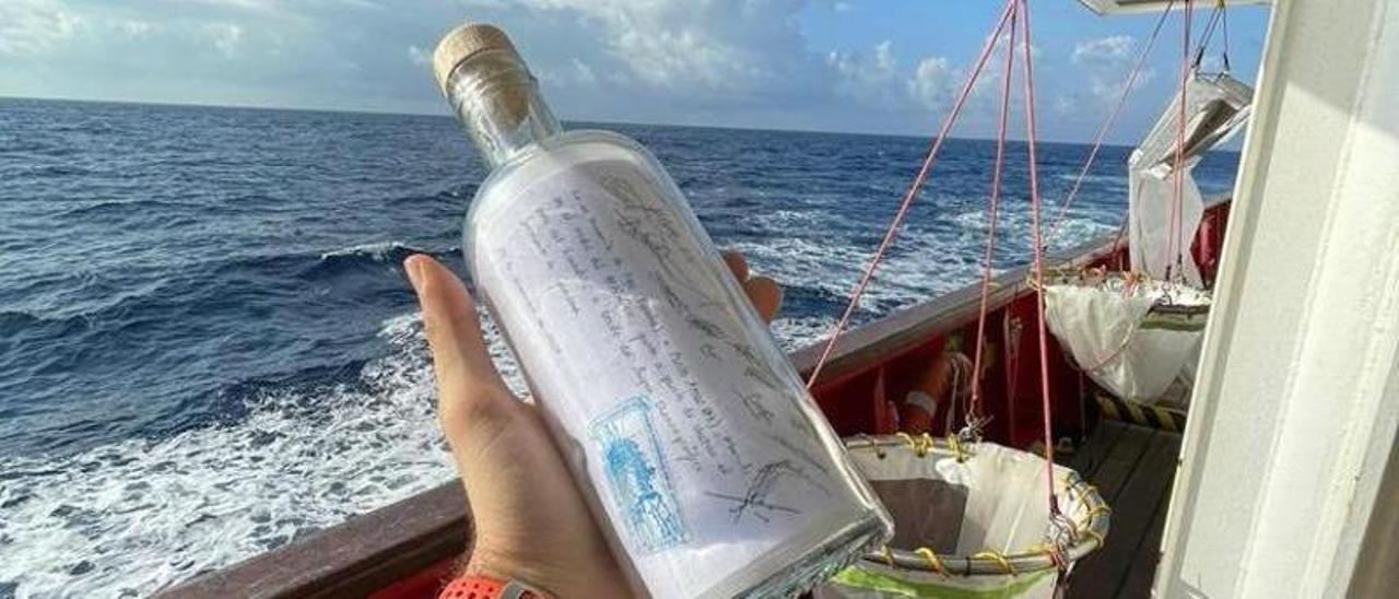 La botella con el mensaje, antes de ser arrojada al océano.