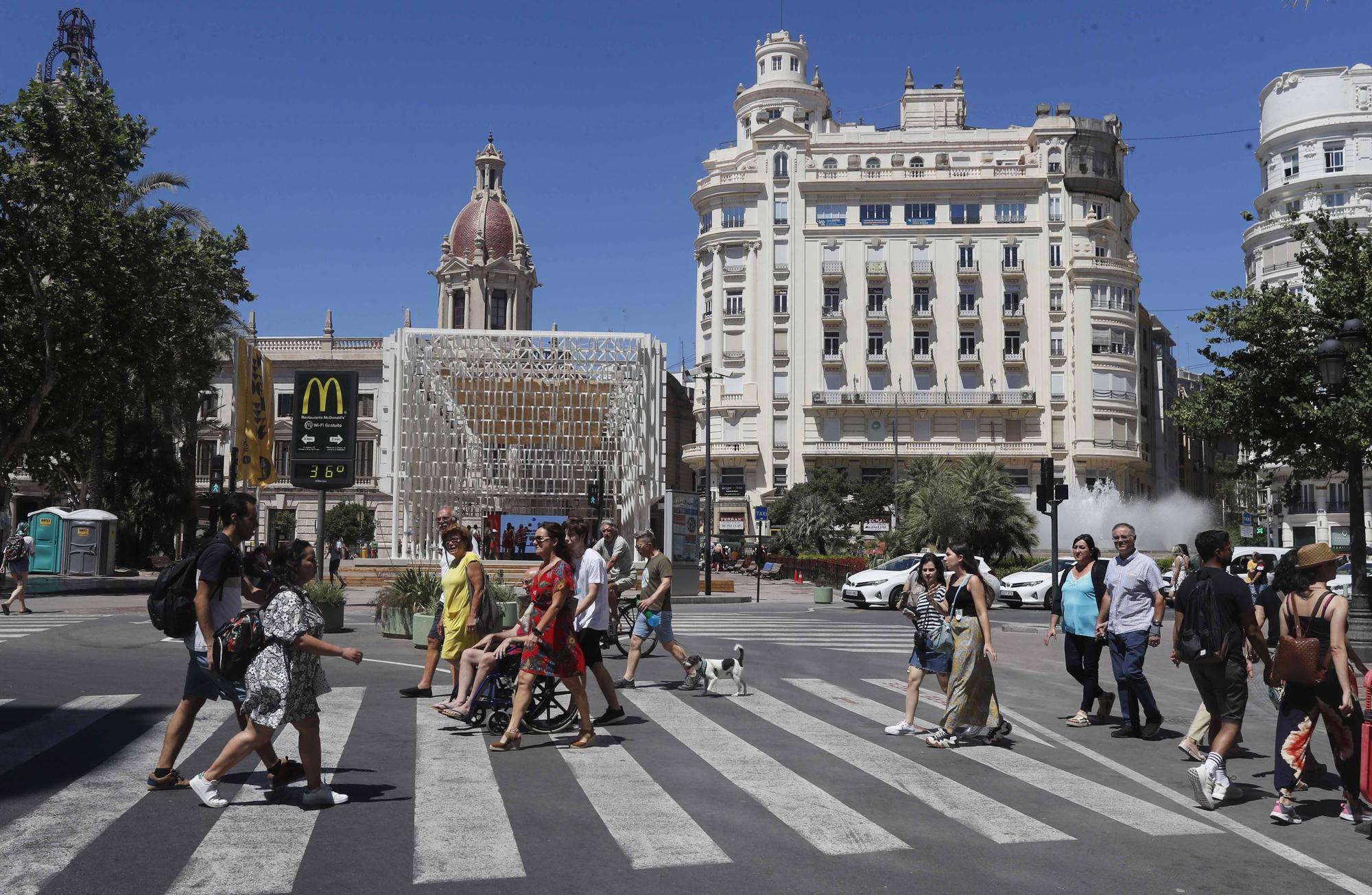 Ambiente festivo en el centro de València por Sant Joan