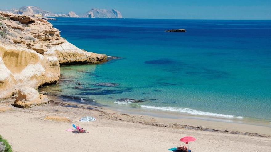 En Águilas no se penaliza reservar sitio en la playa.