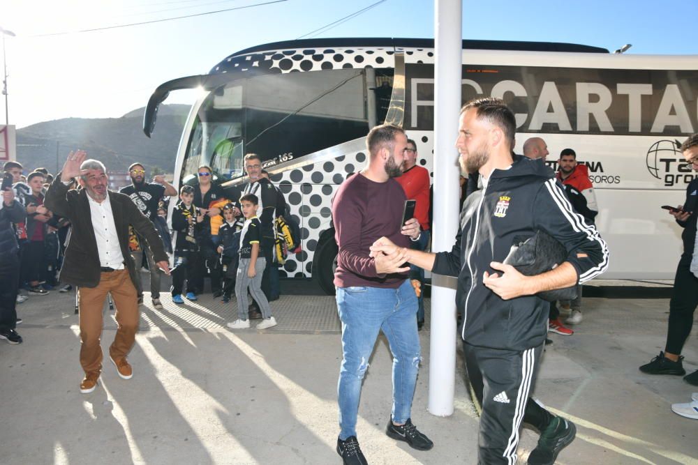 La afición del FC Cartagena despide a los jugadores antes del derbi