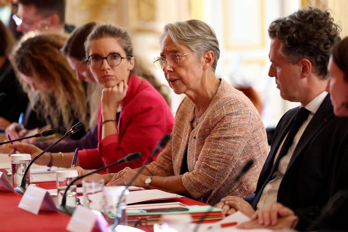 La primera ministra francesa, Élisabeth Borne, durante el acto en el que presentó este lunes su nuevo plan contra la pobreza. La primera ministra francesa, Élisabeth Borne, durante el acto en el que presentó este lunes su nuevo plan contra la pobreza.