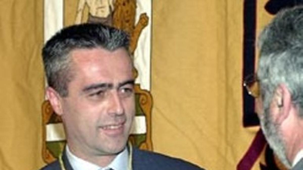 Antonio Barrientos recibe el bastón de mando que le acredita como alcalde de Estepona, el 21 de abril del 2001.