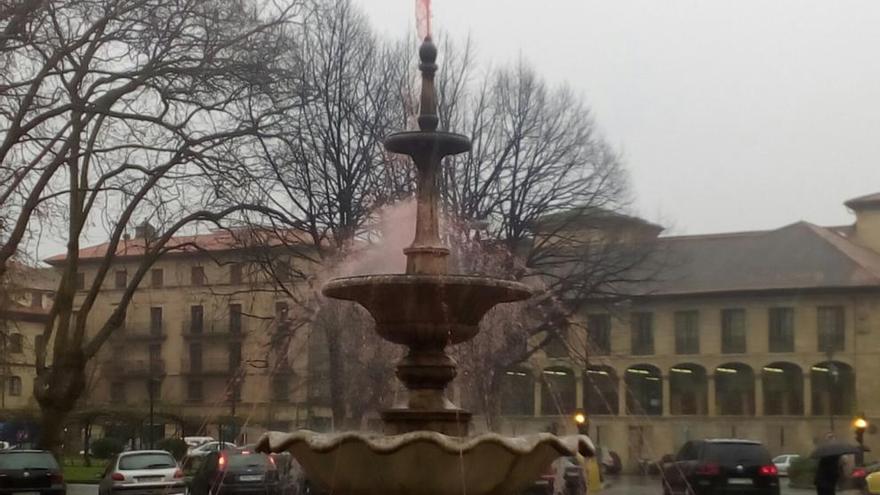 El agua se tiñe de rojo en Avilés para condenar el asesinato