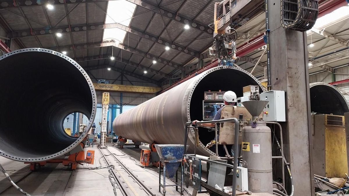 Una operaria de GRI Towers Pontevedra controla la producción de una sección eólica.