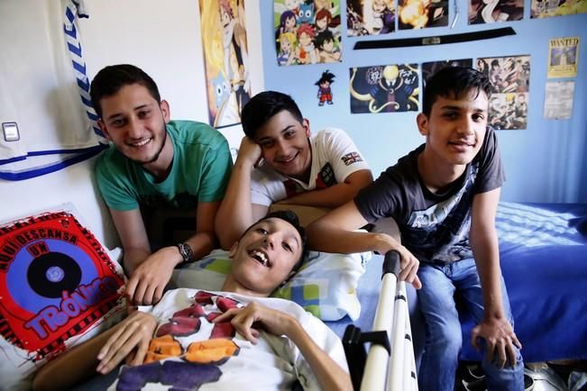 Delia Padrón  Brian Servando, un joven con parálisis cerebral que vive con dolores y sin poder moverse de la cama a la espera de ser operado , junto a sus hermanos