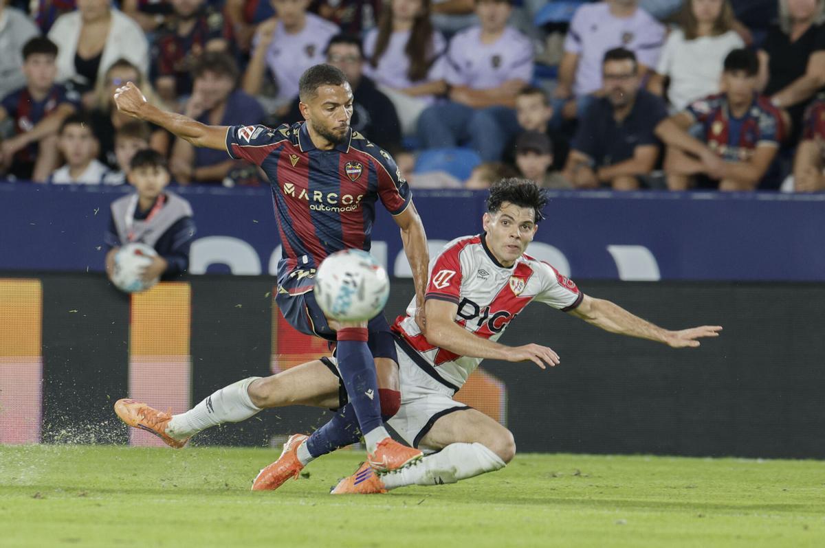 El defensa del Levante Jeremy Toljan pelea un balón ante el extremo del Rayo Vallecano Fran Pérez (d) , en el Estadio Ciudad de Valencia en foto de archivo de Kai Forsterling. EFE. (Rayo) (Levante)