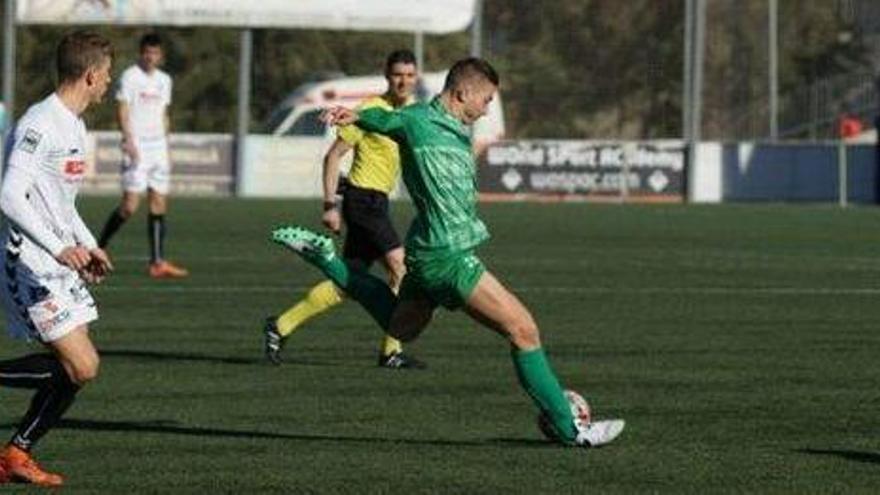 Fito, jugador del Cornellà, dispara a portería en el partido de ayer.