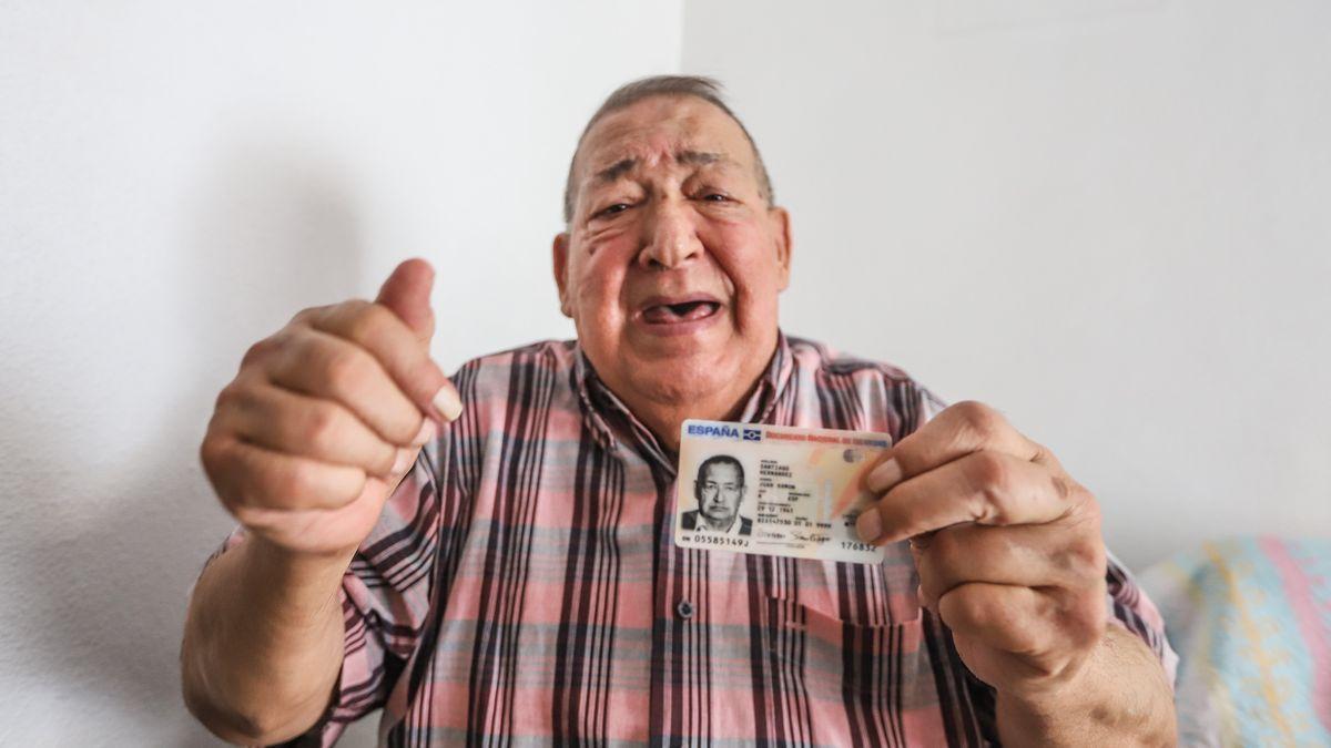 Sin comida ni medicinas porque aparece en la Seguridad Social como fallecido.