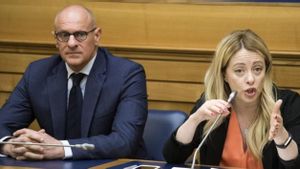 Multes de 100.000 euros per utilitzar anglicismes a Itàlia: la proposta d’un diputat de Meloni