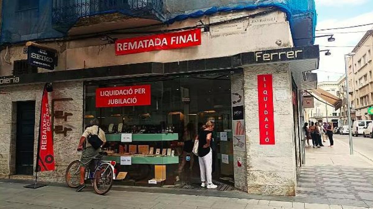 La botiga dels carrers Ample i Maragall anunciant el tancament per jubilació
