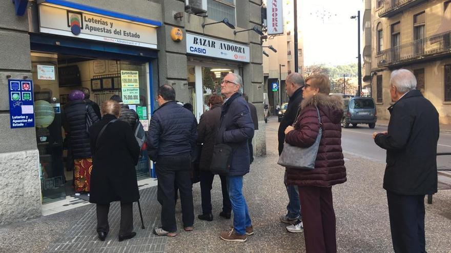 Gironins fent cua en una administració de Loteria del centre de Girona
