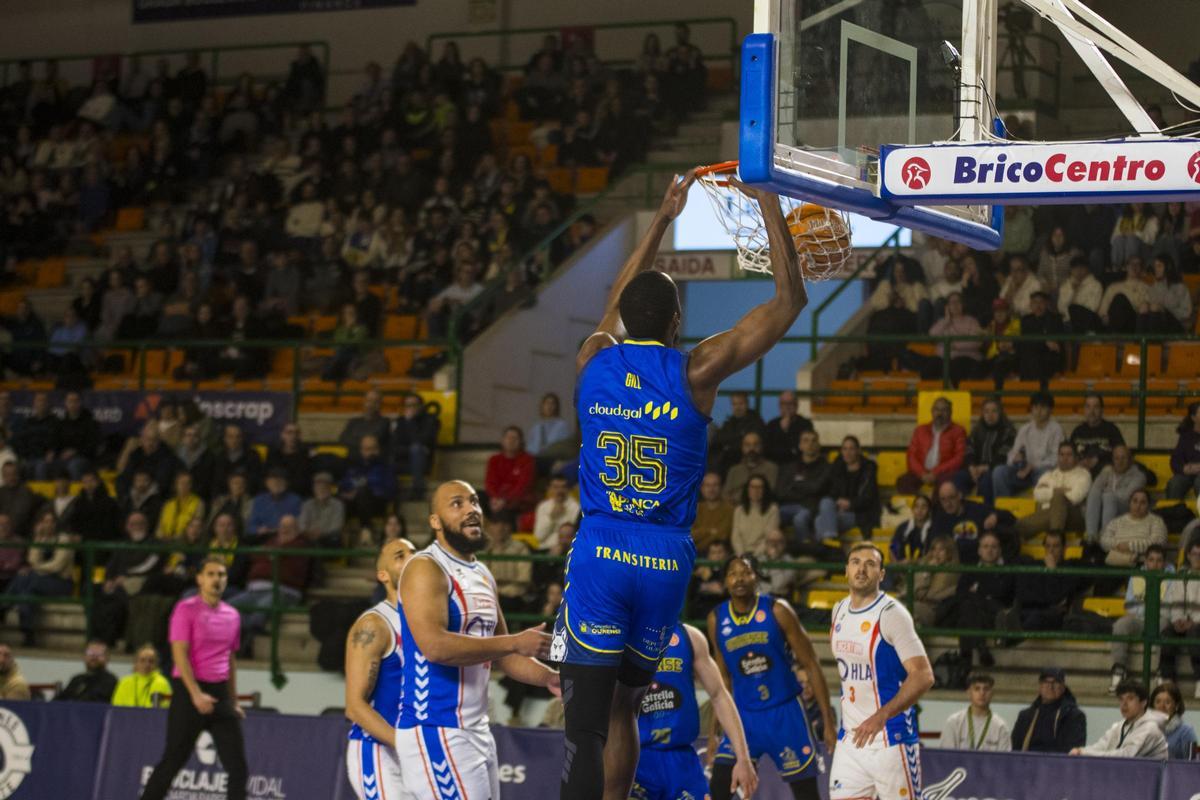 Romaro Gill machaca el aro del HLA Alicante y sentencia el partido en el Pazo dos Deportes Paco Paz.