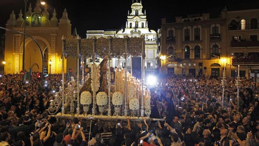 Semana Santa sin obstáculos: prohibidas sillitas y personas en el suelo en estas zonas de Sevilla