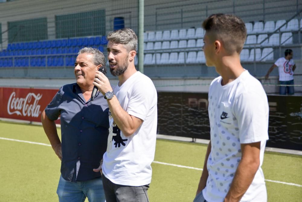 Luisinho y Óscar Pinchi entregan los diplomas a los 222 niños que disfrutaron del DéporCampus Cabreiroá 2017.