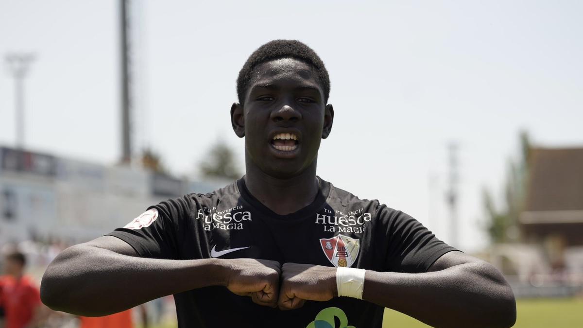 El delantero Umaru Konare, en su celebración del gol en los play-offs de permanencia con el Barbastro en la 24/25