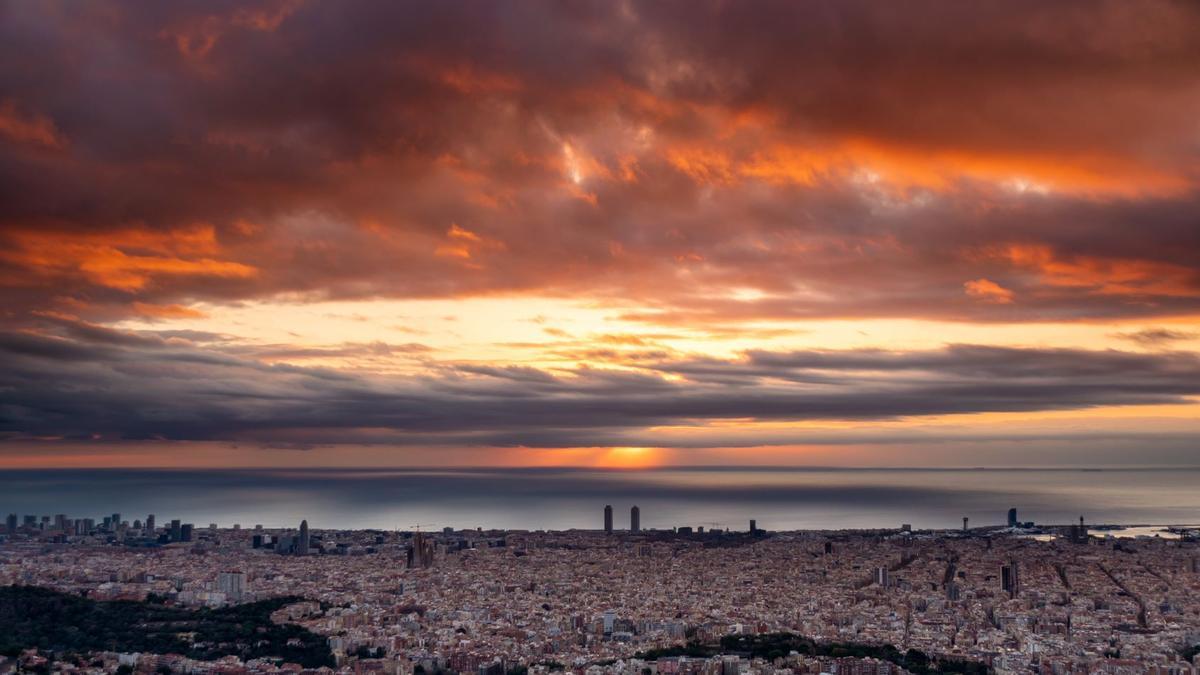 Amanecer con nubes en Barcelona