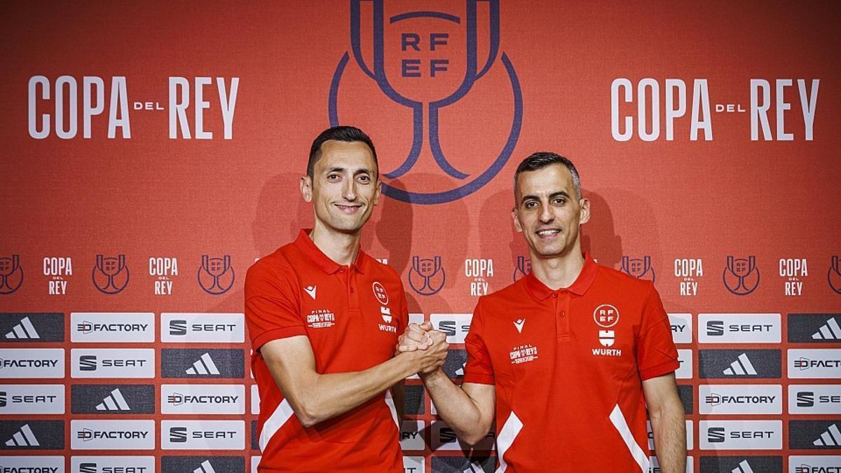 José María Sánchez Martínez, colegiado murciano, junto a Jaime Latre, en la previa a la final de Copa.