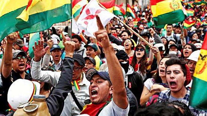 Manifestants contra el president de Bolívia, Evo Morales, als carrers de La Paz el passat dissabte.