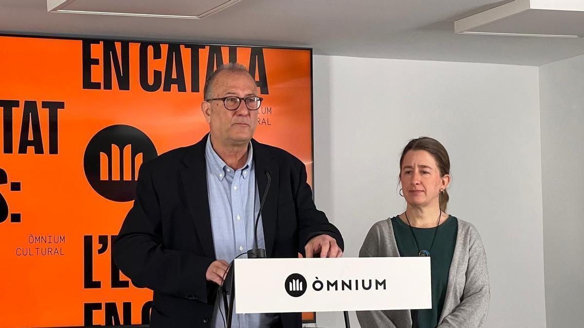 El presidente de Òmnium Cultural, Xavier Antich, y la vicepresidenta, Marina Gay, en una rueda de prensa este miércoles en Barcelona
