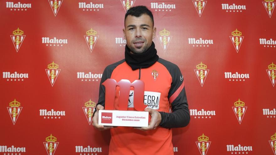 Javi Fuego, con el trofeo &quot;Jugador cinco estrellas&quot; del mes de diciembre, hoy, en Mareo.