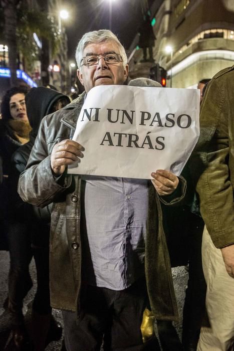 Más de 200 personas en la plaza Calvo Sotelo de Alicante