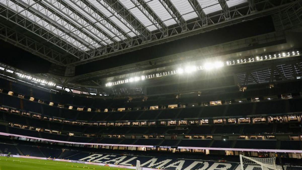 Panoràmica del Santiago Bernabéu, amb el sostre retràctil tancat. | JAVIER LIZÓN / EFE