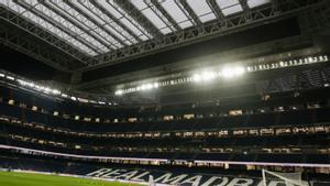 Panoràmica del Santiago Bernabéu, amb el sostre retràctil tancat. | JAVIER LIZÓN / EFE