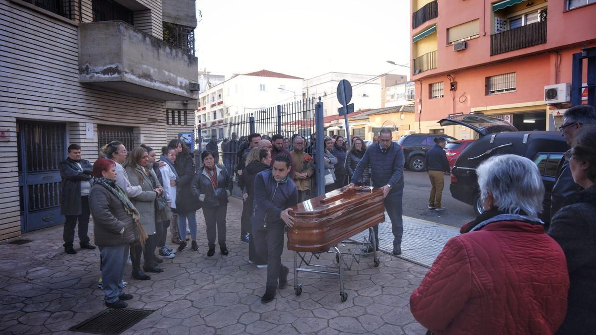El féretro de Manoli Castillejo a su llegada a la parroquia de San Fernando, este viernes.