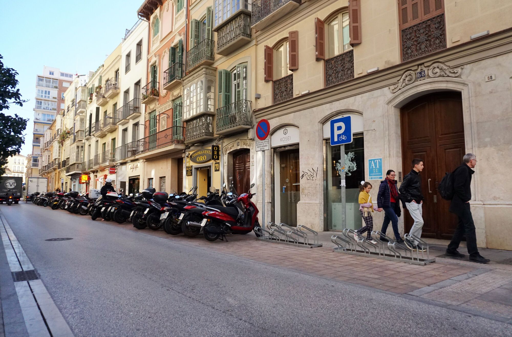 Así vive la calle Carretería después de un año de las obras de reurbanización