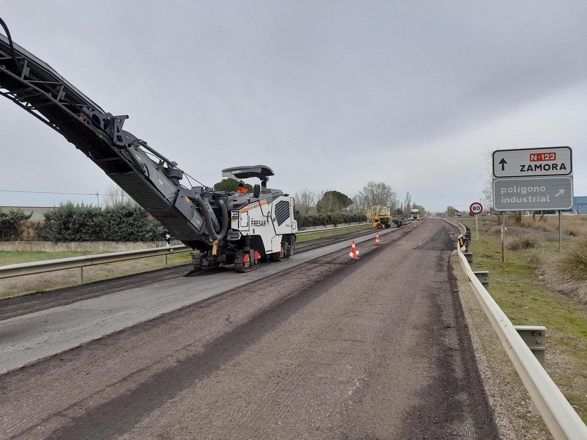 Operarios realizan trabajos de fresado en uno de los tramos en los que se mejorará el firme de la carretera.