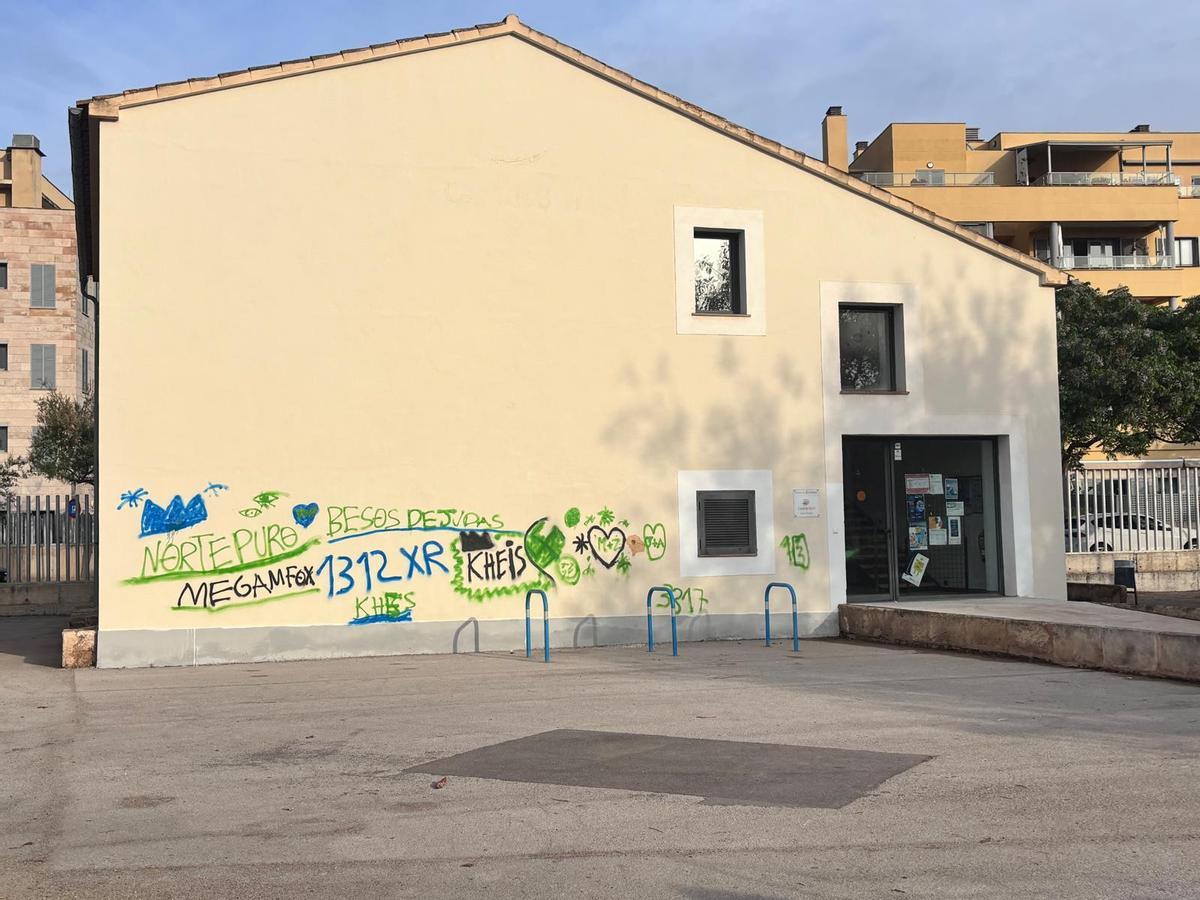 4 de mayo, aparecen nuevas pintadas en el casal de barri del Molinar