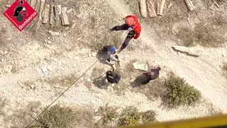Los Bomberos rescatan a dos senderistas en Altea y Xixona