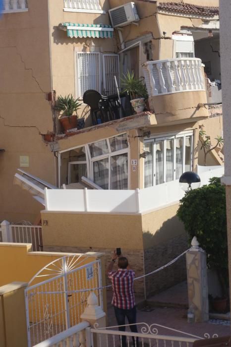 Rescatadas cuatro personas con vida tras el derrumbe de un bungaló en Orihuela Costa