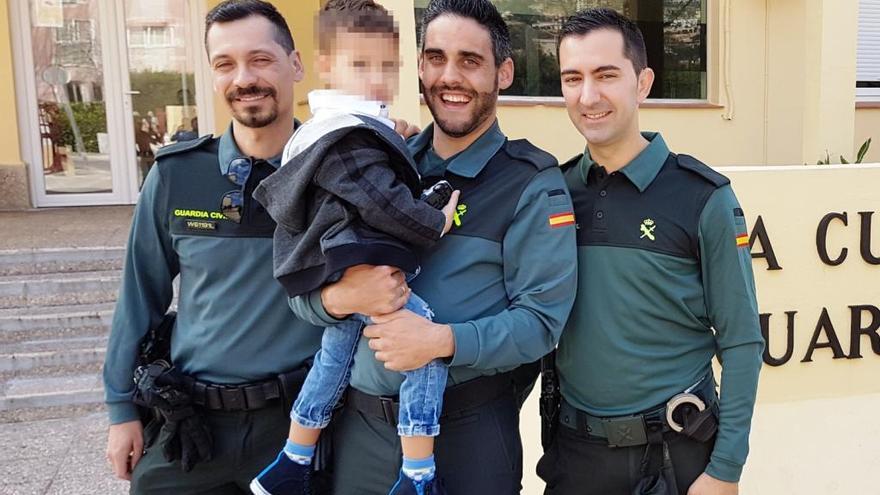 Los tres guardias civiles junto al niño ya recuperado