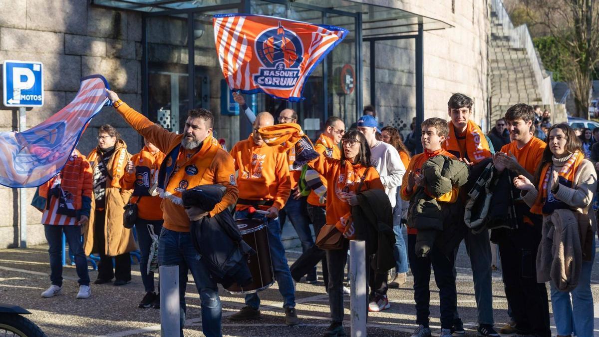 Varios aficionados del Leyma en la llegada del equipo en el derbi de la primera vuelta en el Fontes do Sar.
