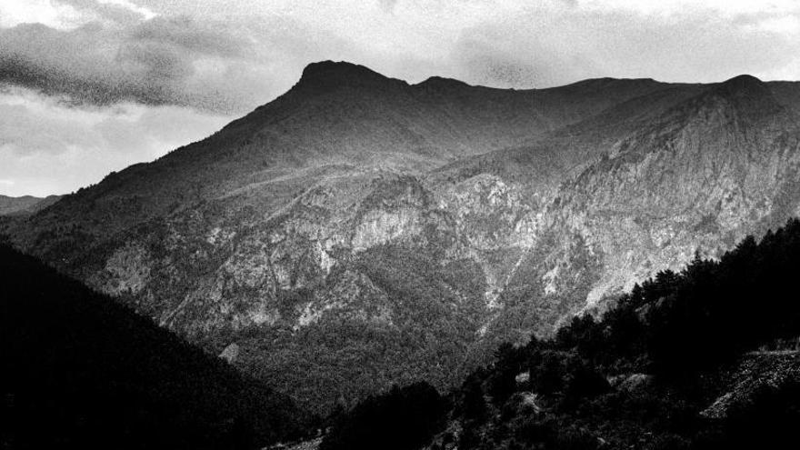 Las montañas del Pirineo aragonés, al salir de Canfranc Estación.