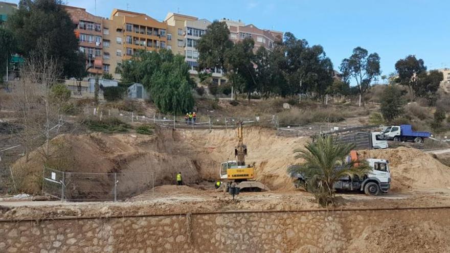 Los operarios trabajan en la ladera