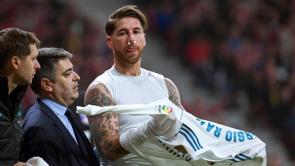 Sergio Ramos es atendido durante el derbi con el Atlético tras la patada de Lucas.