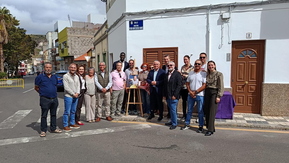 El alcalde de La Aldea de San Nicolás, Pedro Suárez, junto a familiares y amigos de Pedro Montesdeoca en el acto de renombramiento de la calle.