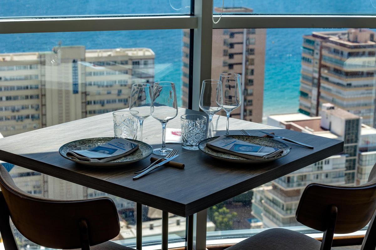 Cocina de altura en Benidorm. Menjars de la Terra en el restaurante Belvedere Cocina de altura en Benidorm. Menjars de la Terra en el restaurante Belvedere