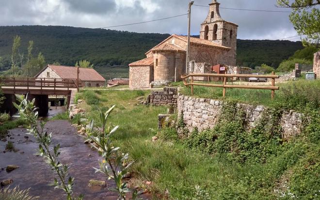 Iglesia y río de Salcedillo