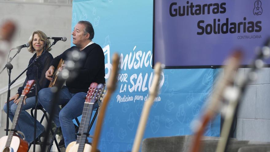 La guitarra con tres cuerdas de Estopa que ayuda a las víctimas de la dana