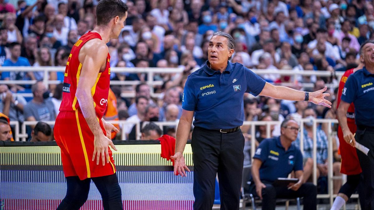 El seleccionador español de baloncesto, Sergio Scariolo, da instrucciones a sus jugadores en el primer choque de preparación de este verano ante la selección de Grecia