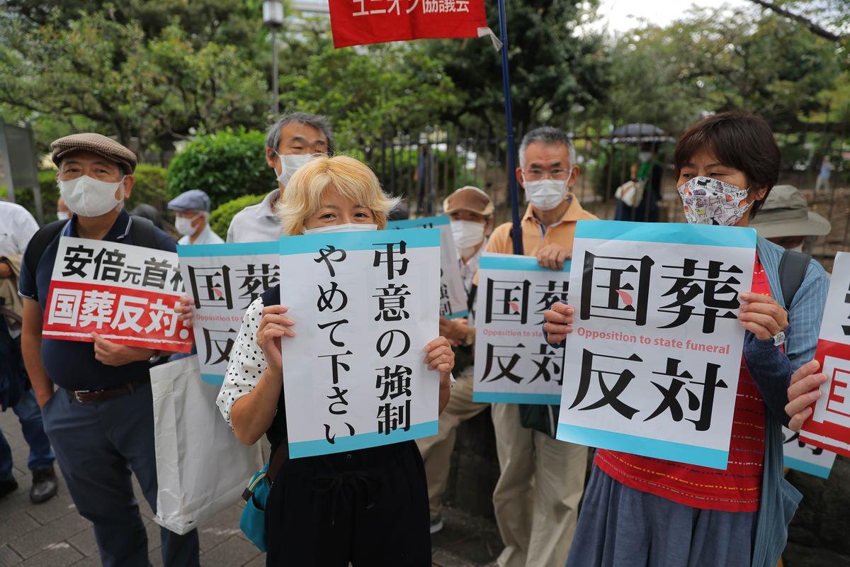 Protestas contra la celebración del funeral de Shinzo Abe, en las calles de Tokio.
