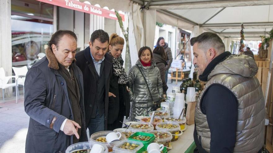 El alcalde, José Crespo, en un puesto de aceite.